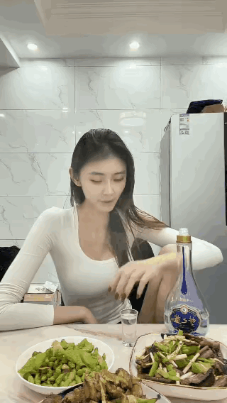 小姐姐看来是有心事了，这个吃起来的话，要喝好久。