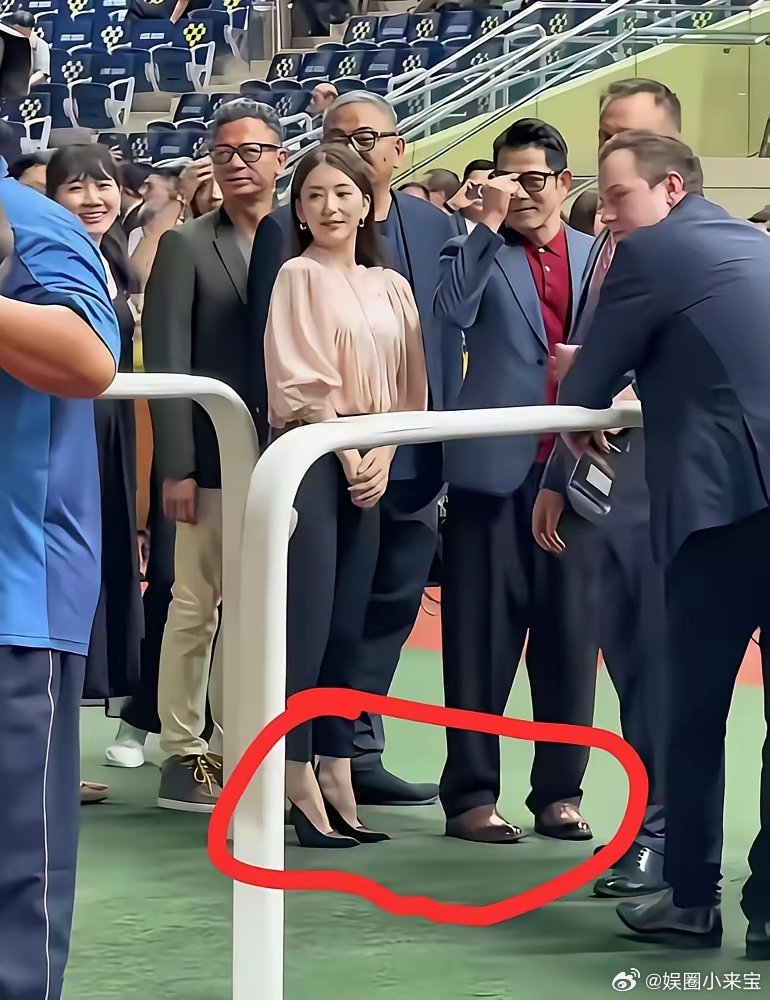 郭富城真实身高，根本不是官方报的171cm！和官方165cm的王宝强同框，俩人高