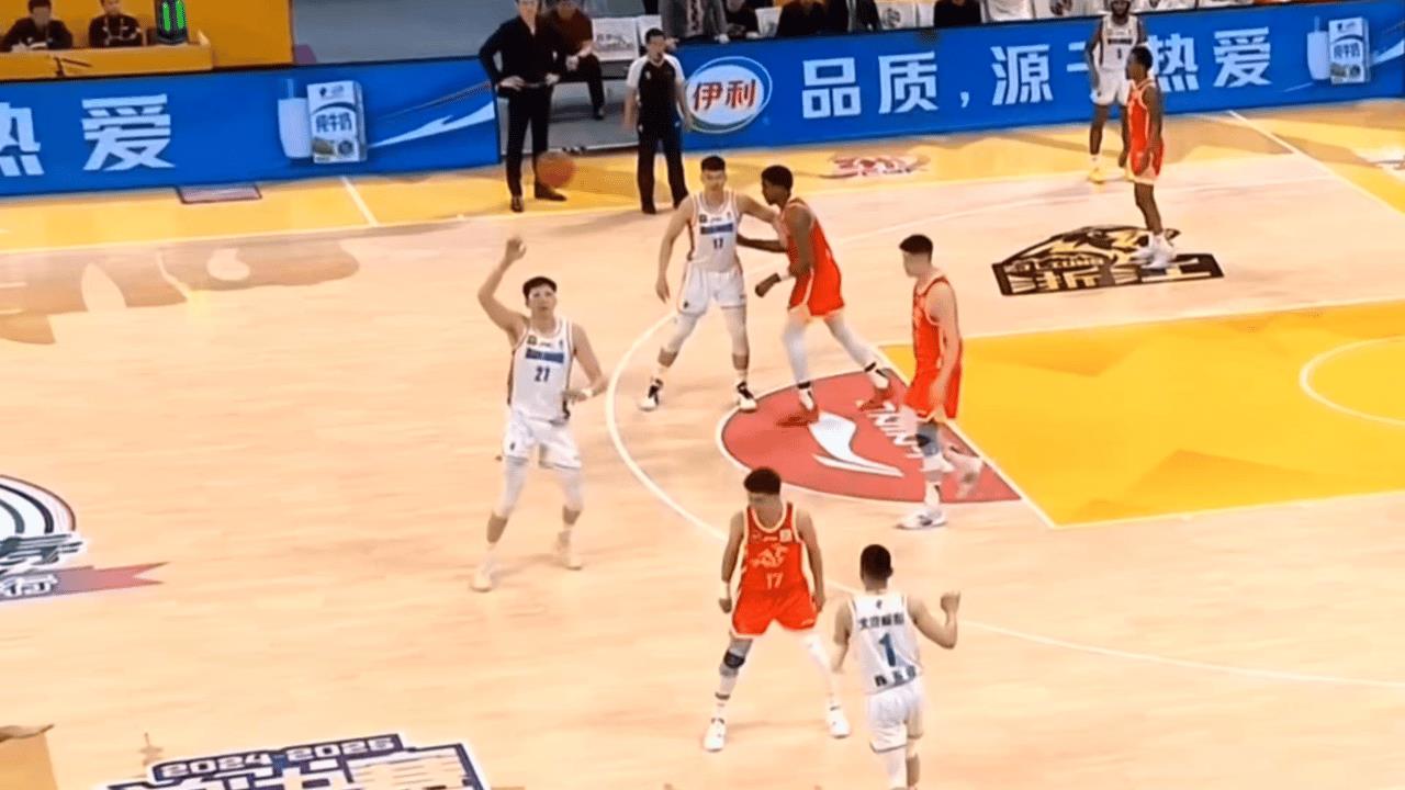 危险！孙铭徽领T，巳累计3犯被换下场。第三节第8.02分钟，孙铭徽追防陈盈骏，