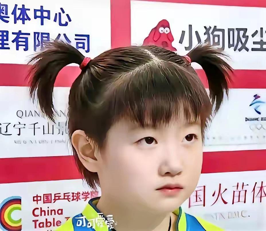 原来还有这样一段故事。莎莎打球时，打着打着对方突然停了，莎莎以为是暂停，就准备去