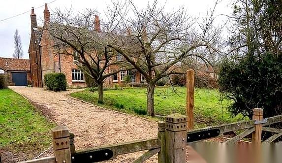 女王生前最宝贝的那个儿子，安德鲁王子，被他亲哥和亲侄子，从温莎的豪华别墅里“请”