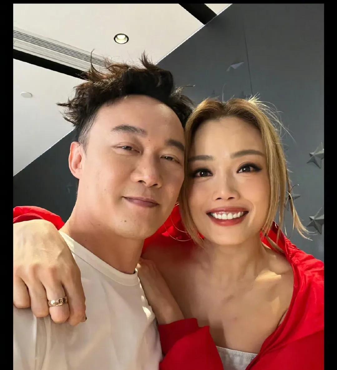 容祖儿这组合照，跟谁关系最好，一眼就看出来了！7月6日，歌手容祖儿在社交平台晒