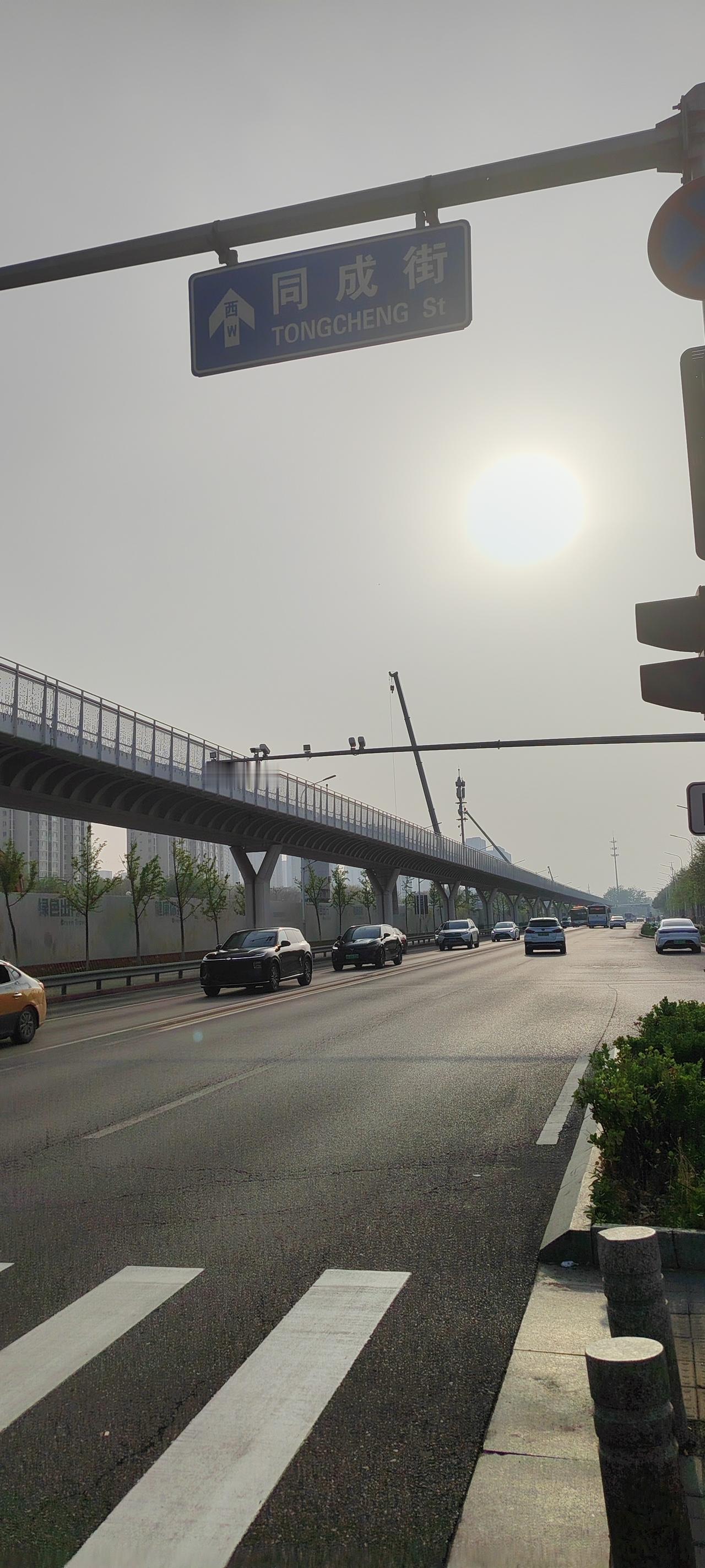 分享警句：世界是自己的，与他人毫无关系。小故事：一位作家不在乎外界的评价，只