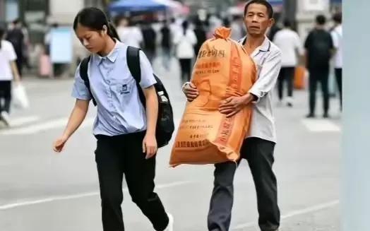 扛着编织袋送女儿上浙大！这位父亲的新衣服，看哭无数人网友的镜头定格在那一刻：浙