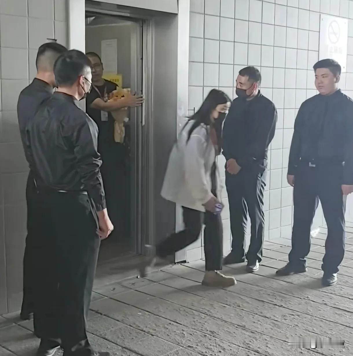 董宇辉与顿顿的差别在哪里？看外场就知道了！个人而言，董宇辉与顿顿就是顶流，与
