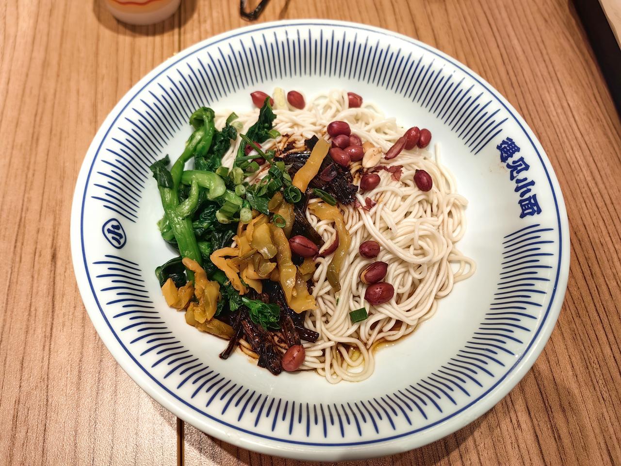 有一段时间没有出来吃早餐了，今天早上在“遇见小面”吃，一份大肉包味道鲜美，一份葱