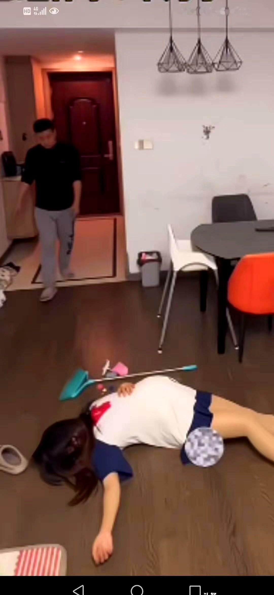 我发誓,我刚才差点把手机给摔了。一个怀孕七个月的女人,吵架气得晕倒在地。她老公