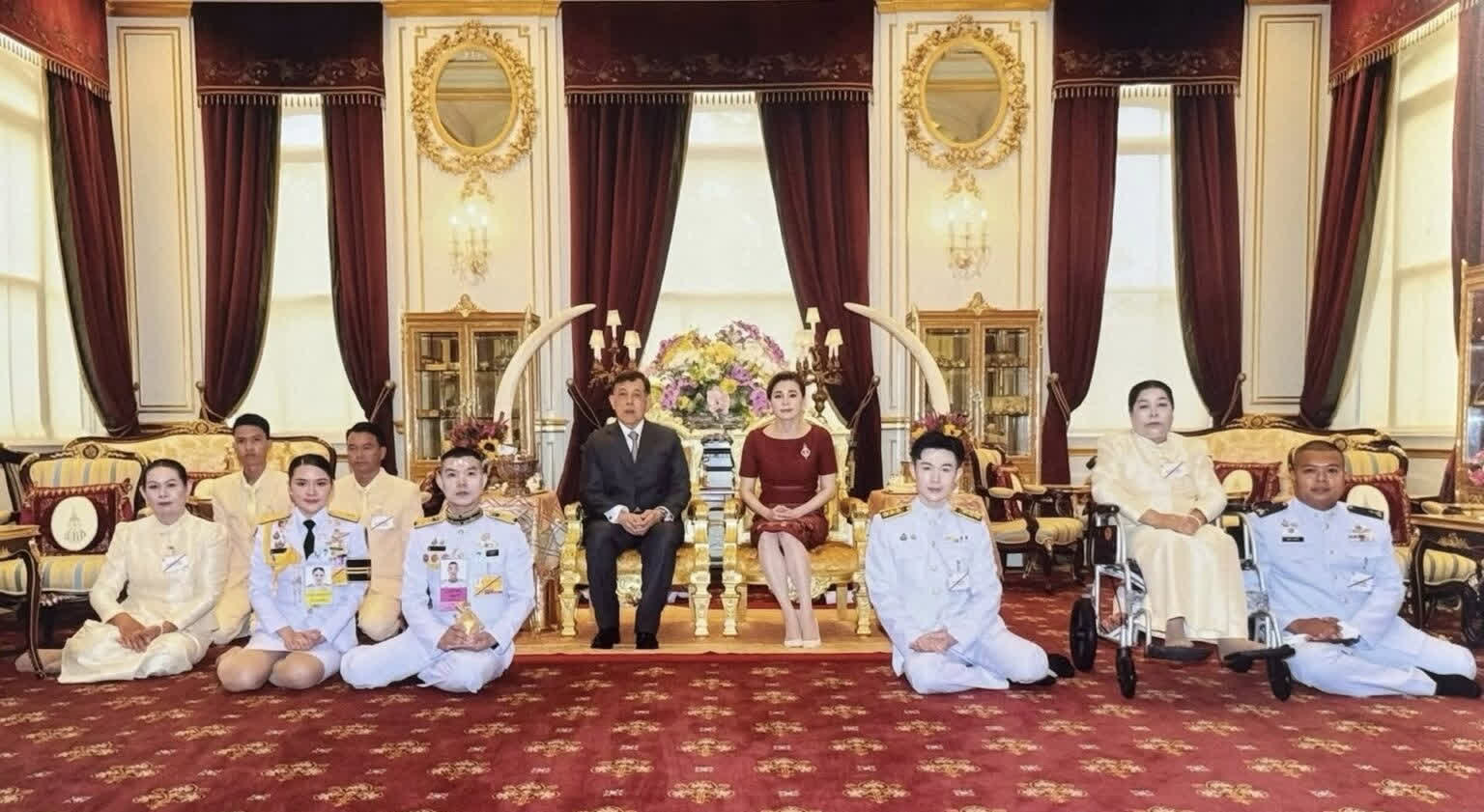 泰国国王夫妇为同性恋人主婚，王后和宠妃同框。要说泰国王室，真的是现代王室