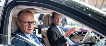 德国总理默茨在试乘一辆奔驰S级轿车之后，当着记者的面说了三个英文单词：This