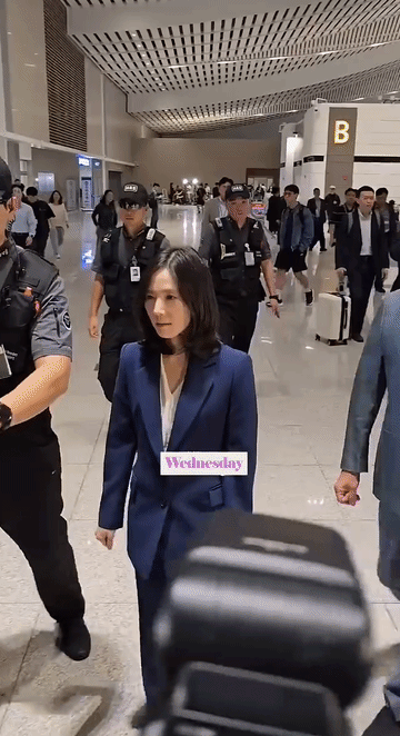 真替洪森捏把汗，韩国派金智娜到柬埔寨找洪玛奈要人，几个人在机场各种耍酷，还发布记