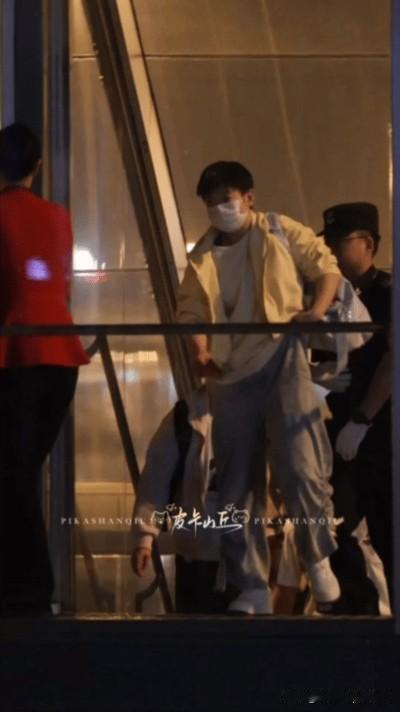 4.23日，莎莎在成都出发回北京了，裤子好漂亮哦。今天是奶黄包小莎，外套是黄