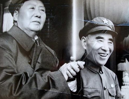 1959年，时隔多年后，林防长回到黄冈老家探亲。见到父老乡亲，林防长亲切握手，