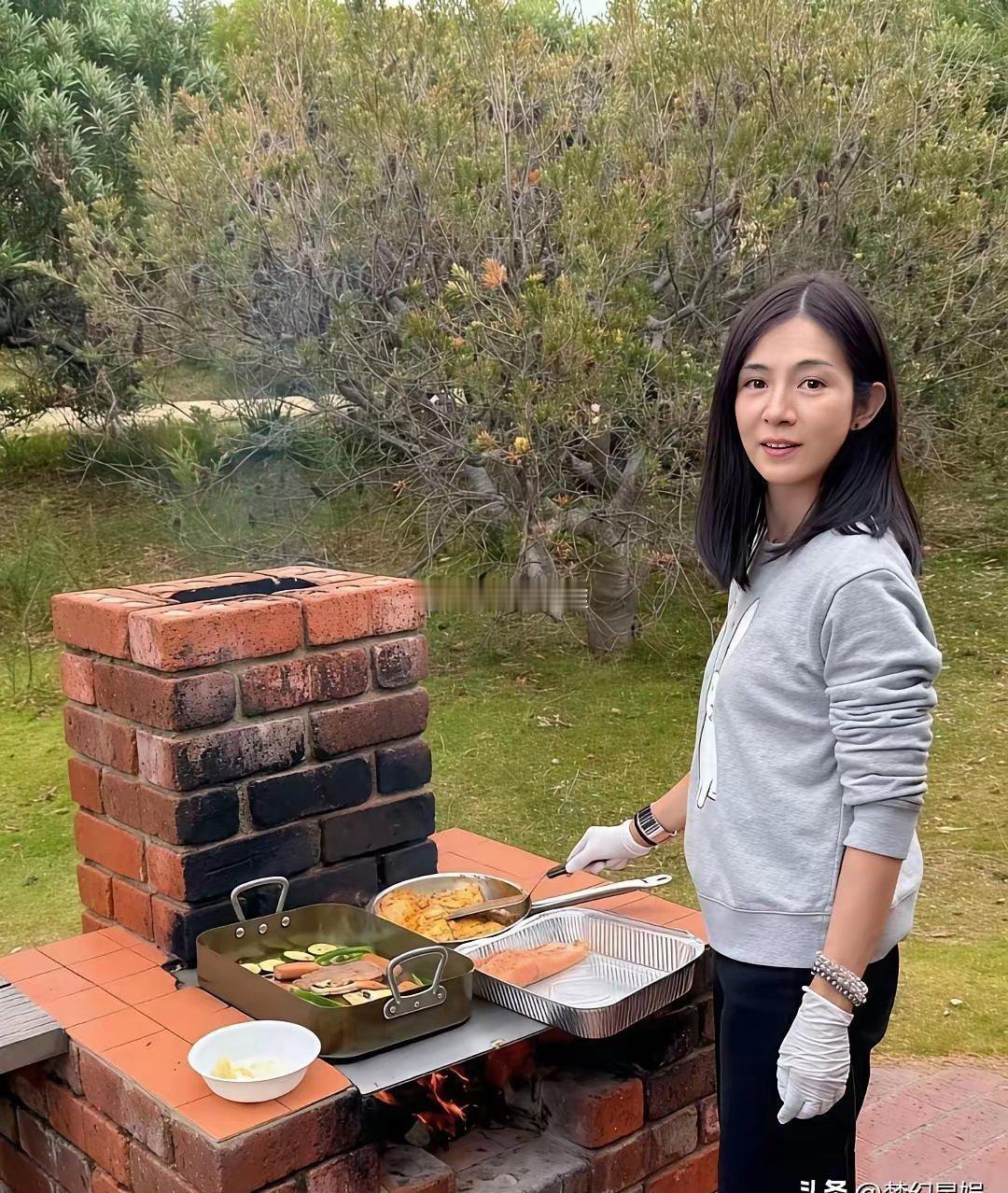 看到杨采妮发了在新加坡家里烤肉的照片她都五十一了，状态确实好但更吸引我的是她那两