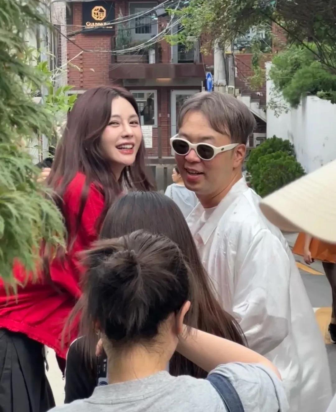 沈梦辰和杜海涛现身韩国度假，俩人都是韩式穿搭，好时尚。沈梦辰长发披肩，皮肤很白