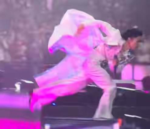 8月23日f3+五月天北京站演唱会这一摔，直接把人看懵了！50岁的阿信从两米高的