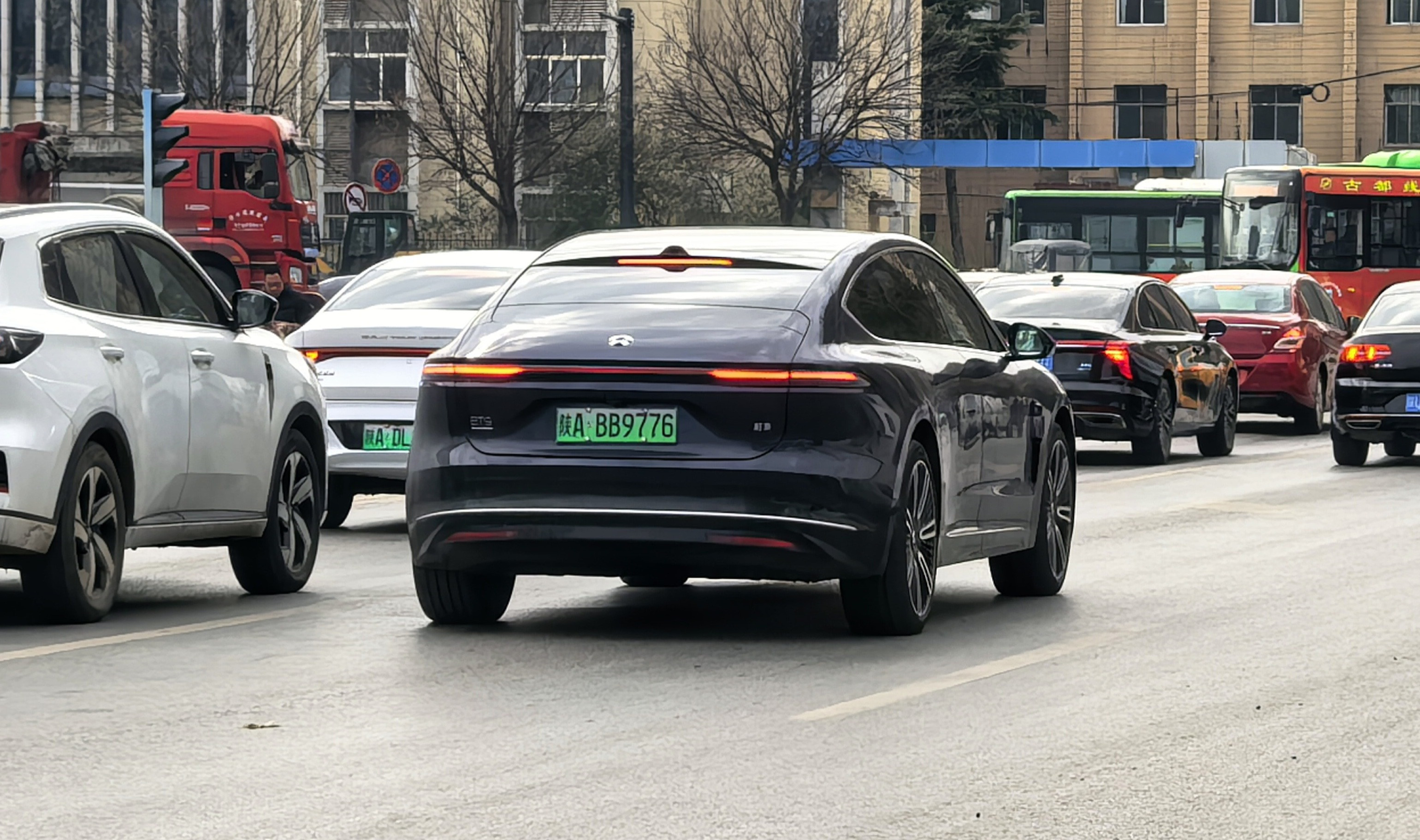 出门碰见一辆蔚来ET9！庞然大物，气场强大。