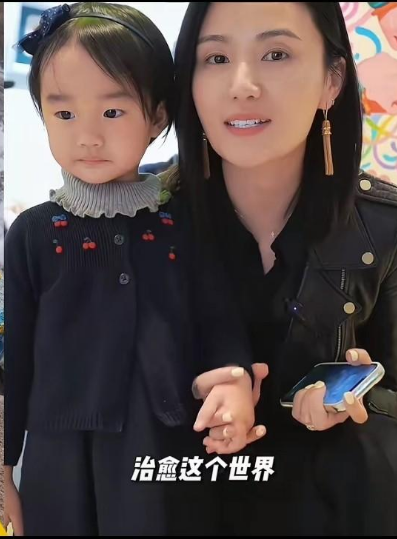 李嫣每周飞回北京，不是为见妈，是为陪妹妹上早教。她爸和她妈离了，她姐和她爸也离