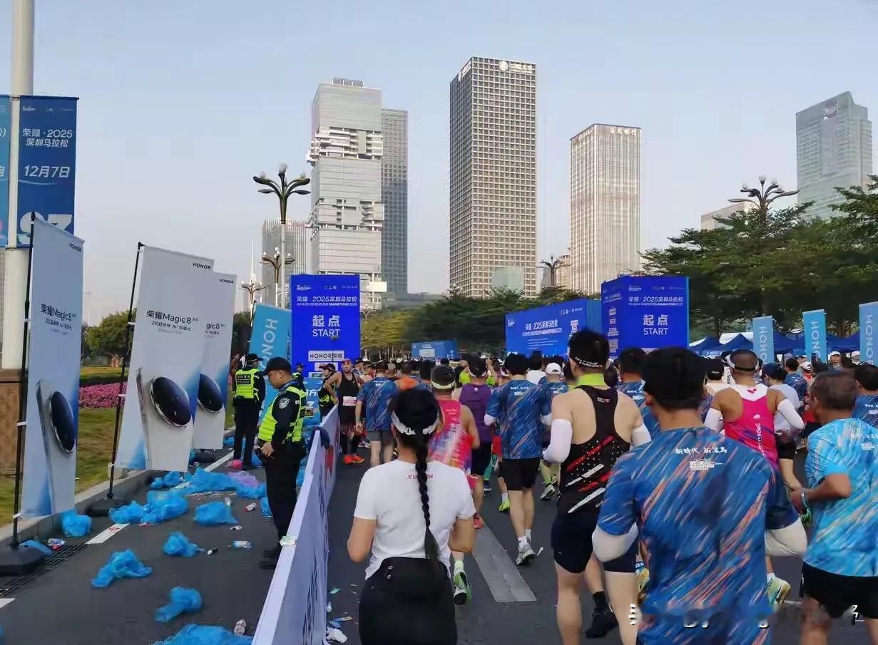 当下人们对于马拉松这项运动看来是真爱啊。昨天深圳举办马拉松，估计从全国又有不少人