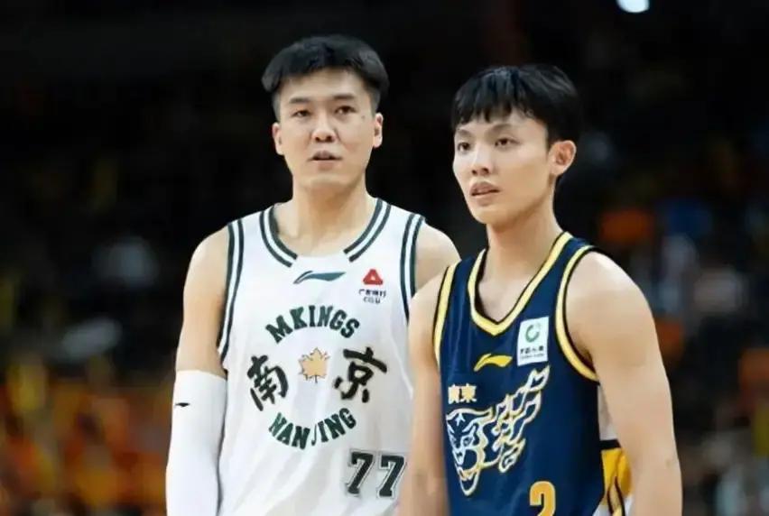 CBA最“虚伪”的对手关系，被这两个后卫演出来了。徐杰和黄荣奇，上次对位互