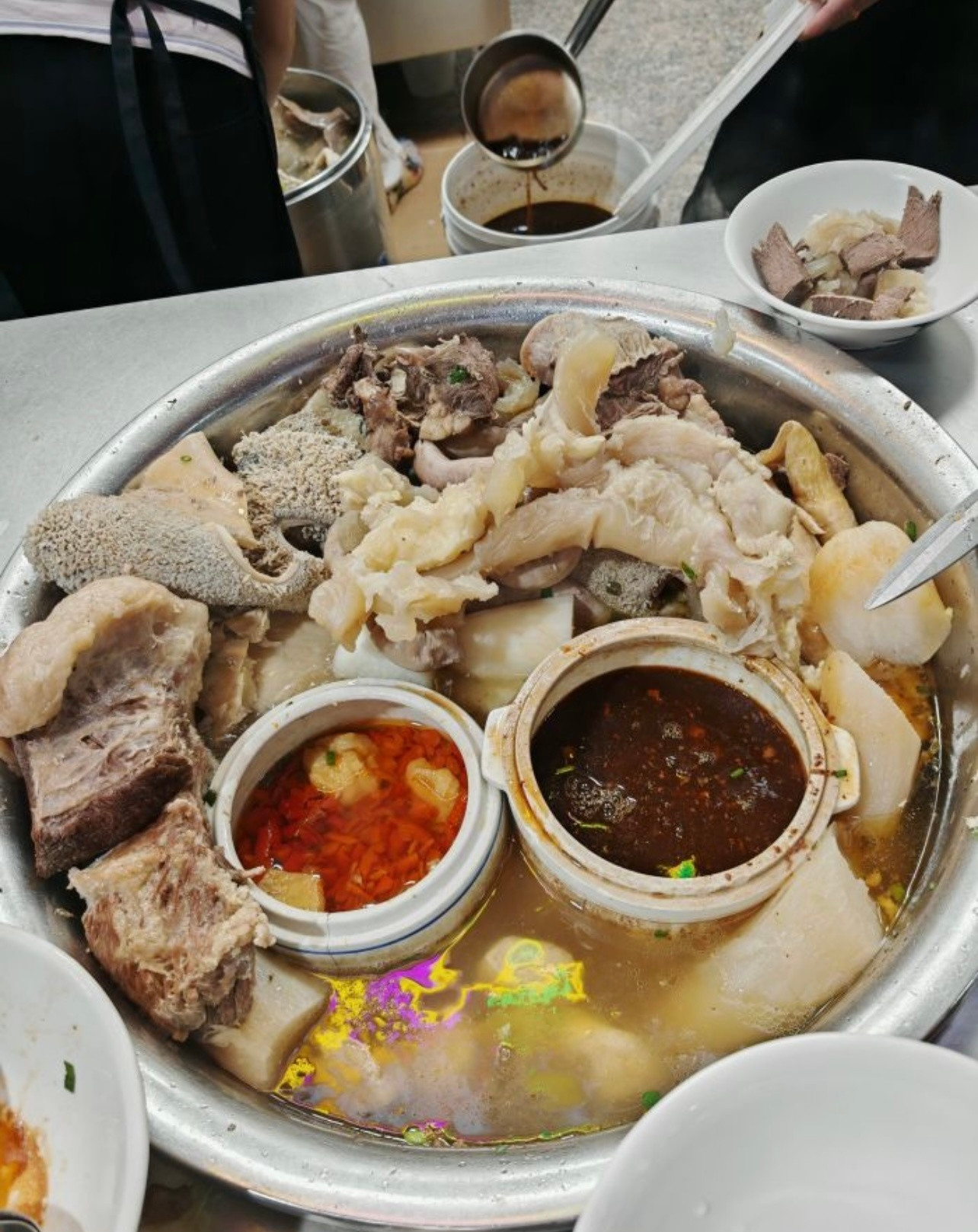 一剪入魂，茂名人的挚爱！化州牛杂精髓在于“鲜”。牛杂讲究食材新鲜，原汁原味，老板