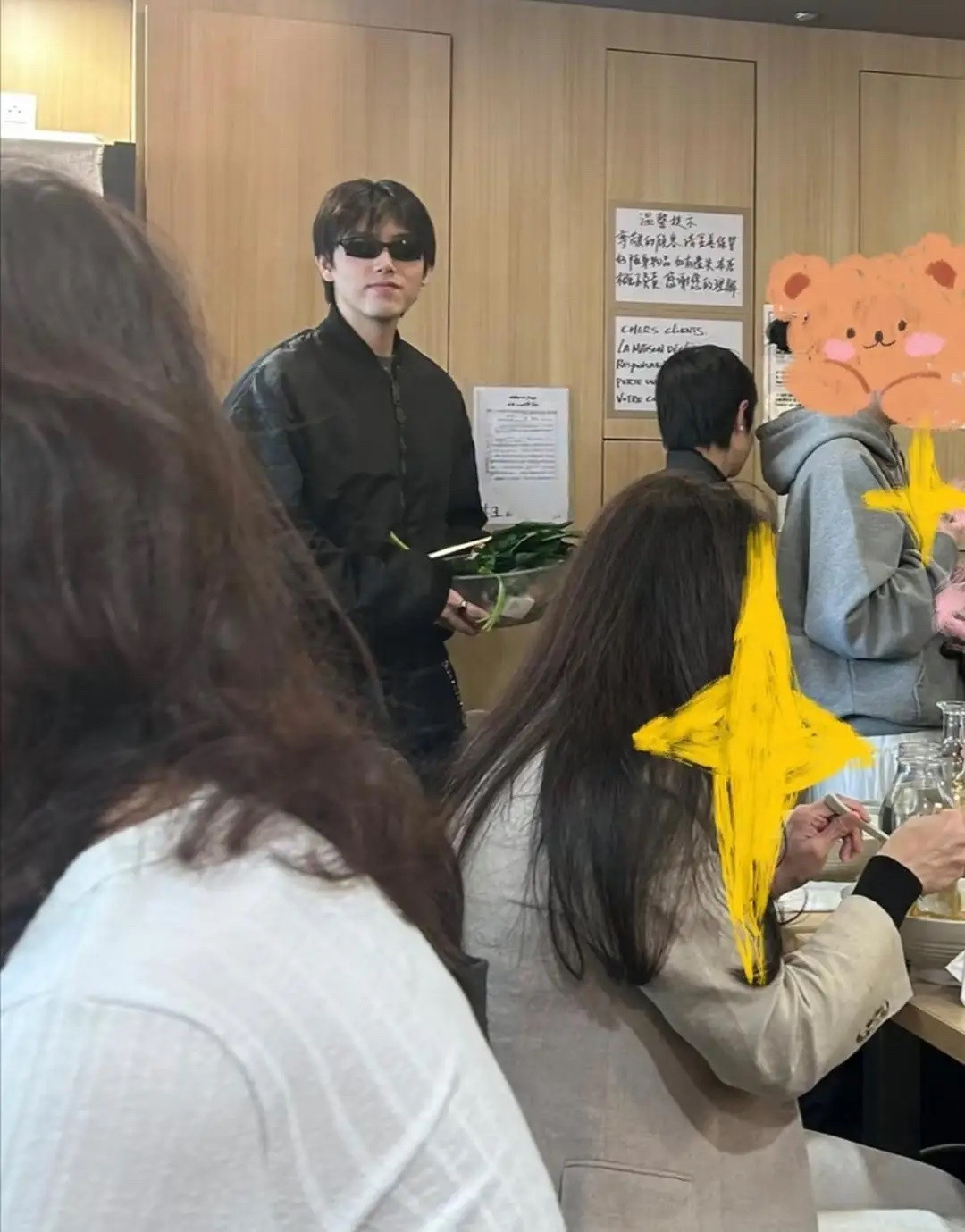 陈凯歌小儿子陈飞宇在巴黎一家华人餐馆吃麻辣烫，他真人长得挺帅的，白白净净，身材高