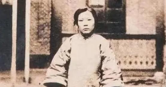 1950年，甘肃剿匪前线传来一个消息，33团端掉了一个土匪窝点。俘虏里头有个女匪