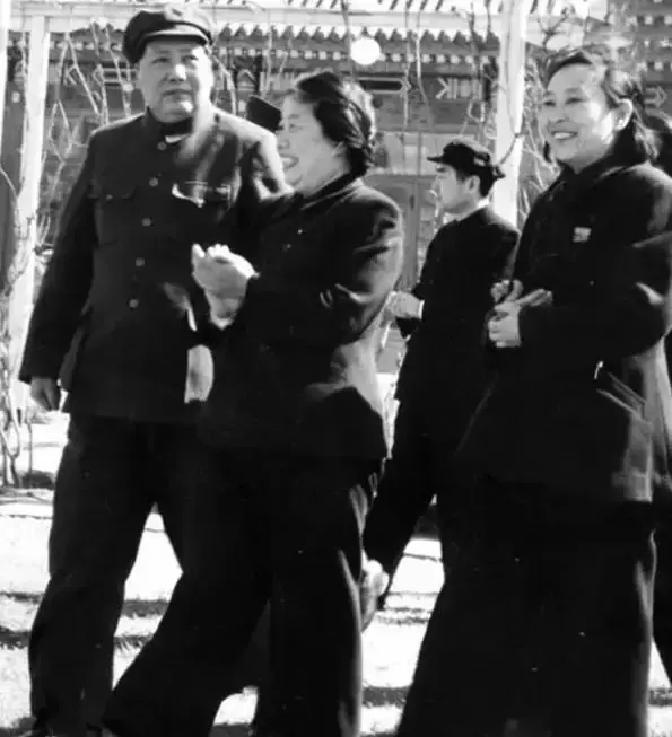 1953年，毛主席开会途中猛然驻足，盯着叶剑英的前妻感叹：你完全变样了...这位曾国藩后人、黄埔第一