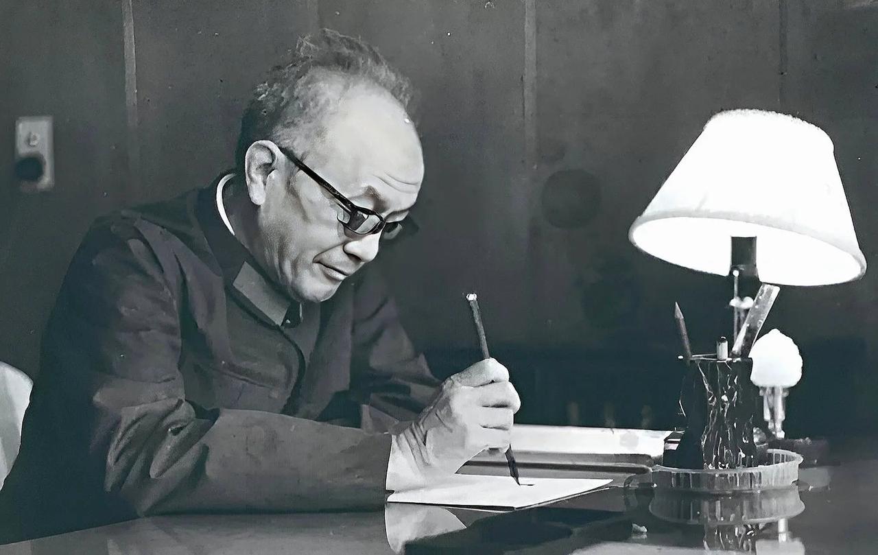 1943年，新四军七师政委曾希圣拽住黄克诚，悄悄讲，老黄，我媳妇恐怕是特务。黄克