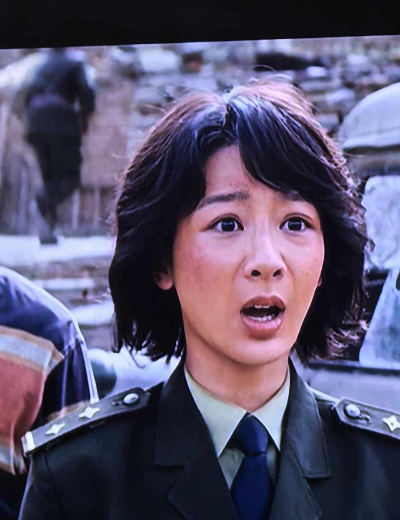 林县长踩着扶贫款上位那天，多杰还在荒漠里种第3017棵红柳。一个把“此刻”炼成