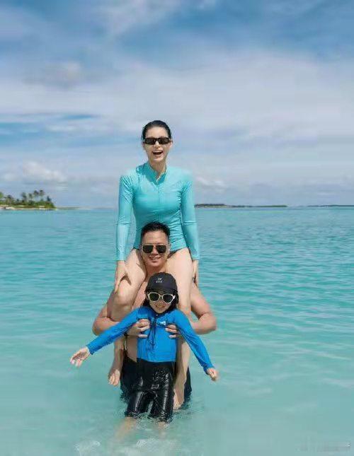 胡杏儿晒马尔代夫游玩照，和老公扛三个乖儿子，李乘德实力宠妻儿！​​​