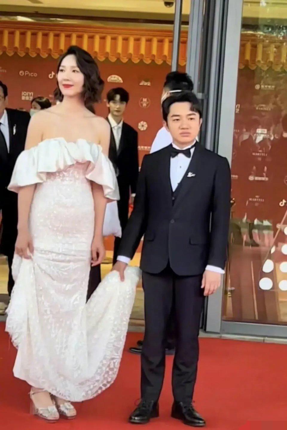 不得不说，王祖蓝和李亚男这对夫妻，是懂怎么玩文字游戏的。陈乔恩在《天声一