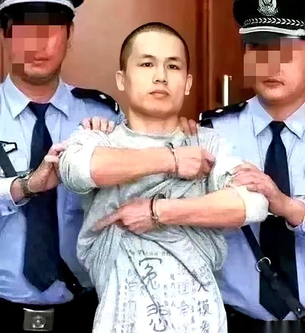 见过真敢拿自己当“上帝”的人吗？法庭上，一个戴着手铐的男人突然猛掀衣服，胸口赫