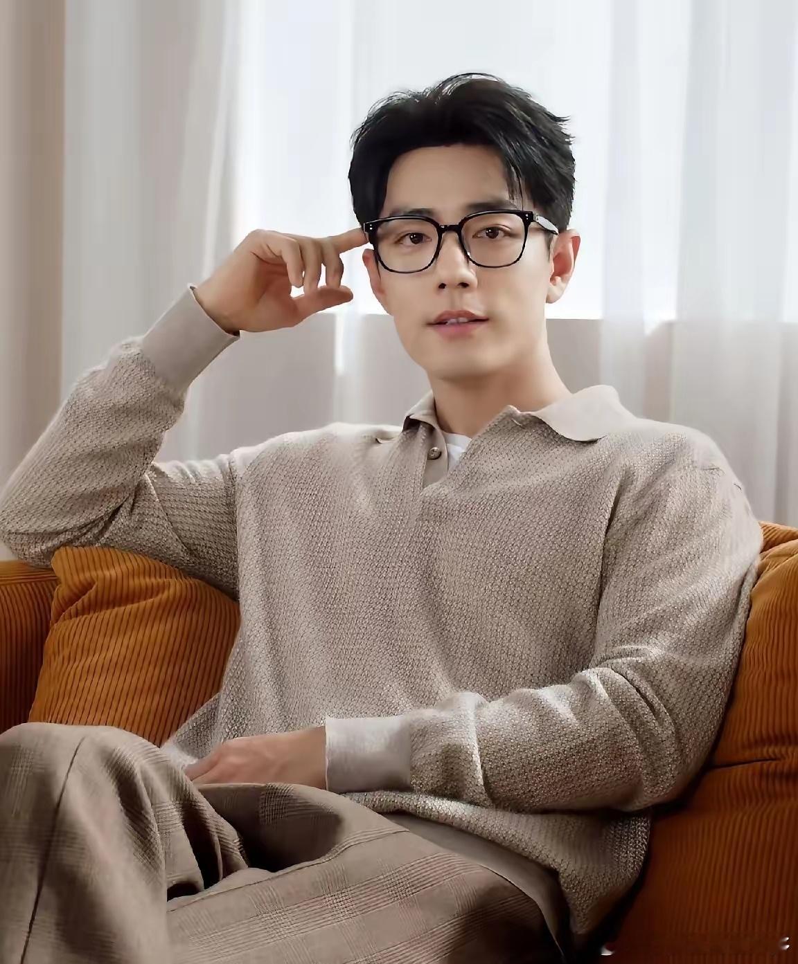 果然还是演员更懂演员啊我问朋友，肖战和易烊千玺，你觉得谁更豁得出去？朋友说易烊千