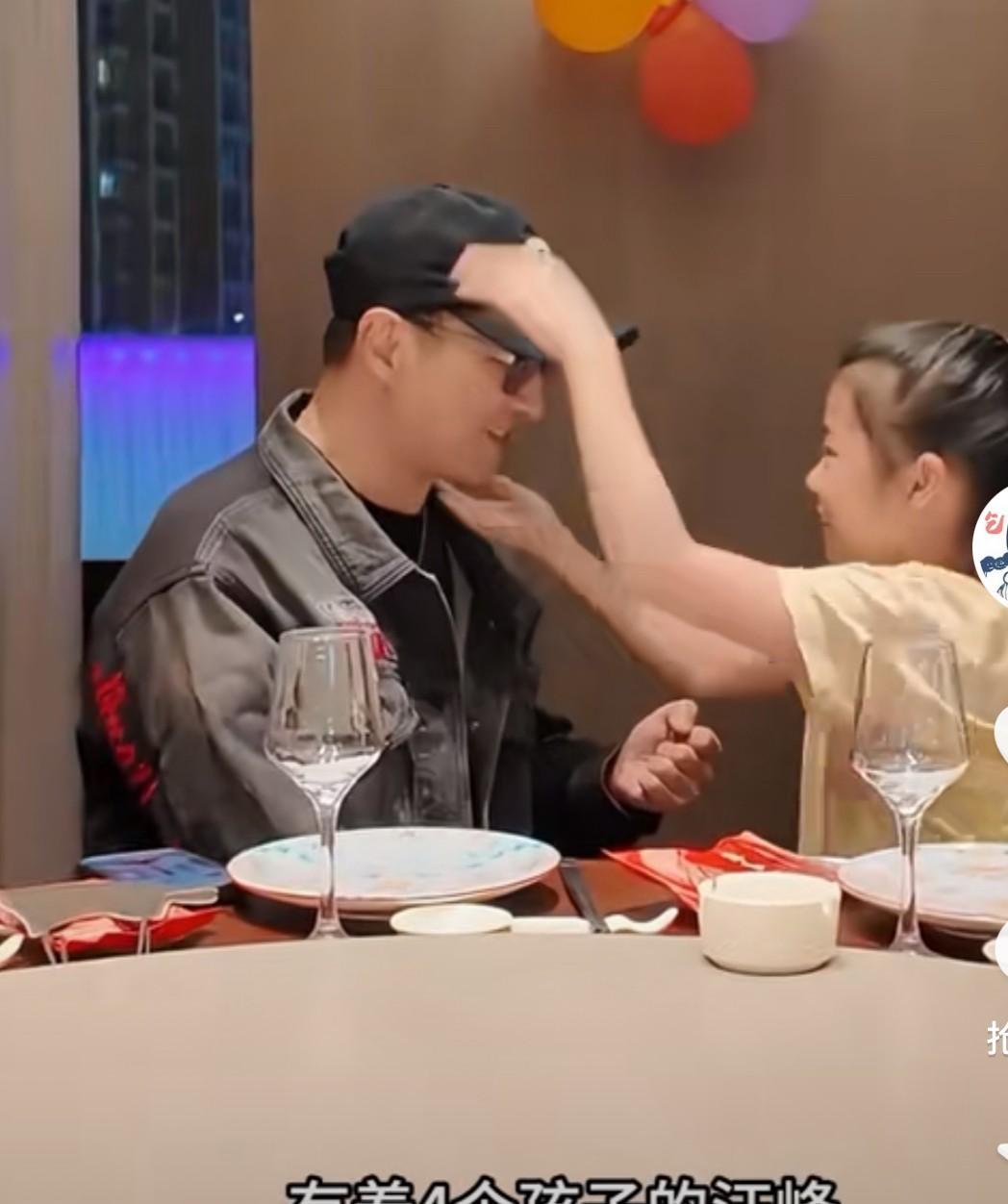 这个父亲节，把汪峰忙坏了，他要陪孩子们过父亲节啊，来体现他还是一个好爸爸的形象啊