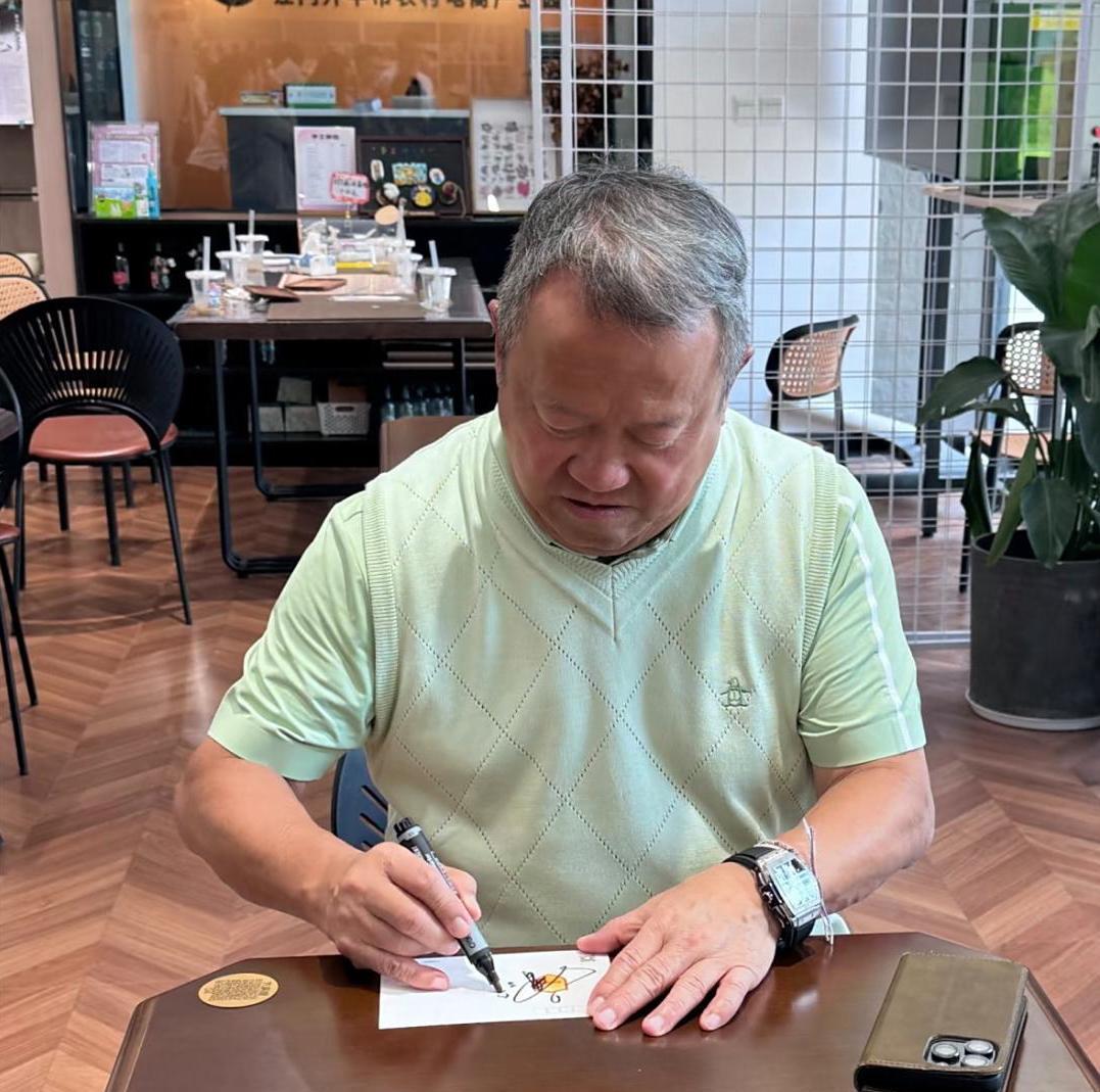72岁曾志伟现身广东江门，身边有几位领导陪同，他看起来精气神十足，身材很矮很胖，