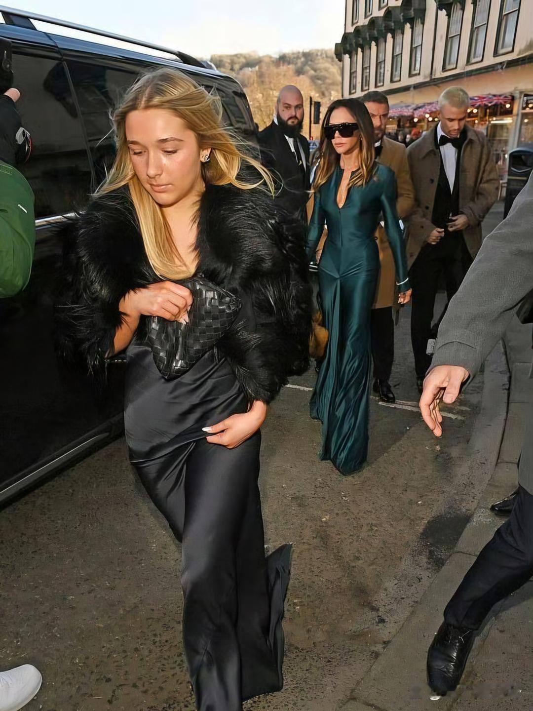 贝克汉姆的女儿小七终究还是长歪了，她皮肤变黑气质成熟14岁像34!她的二哥和三哥