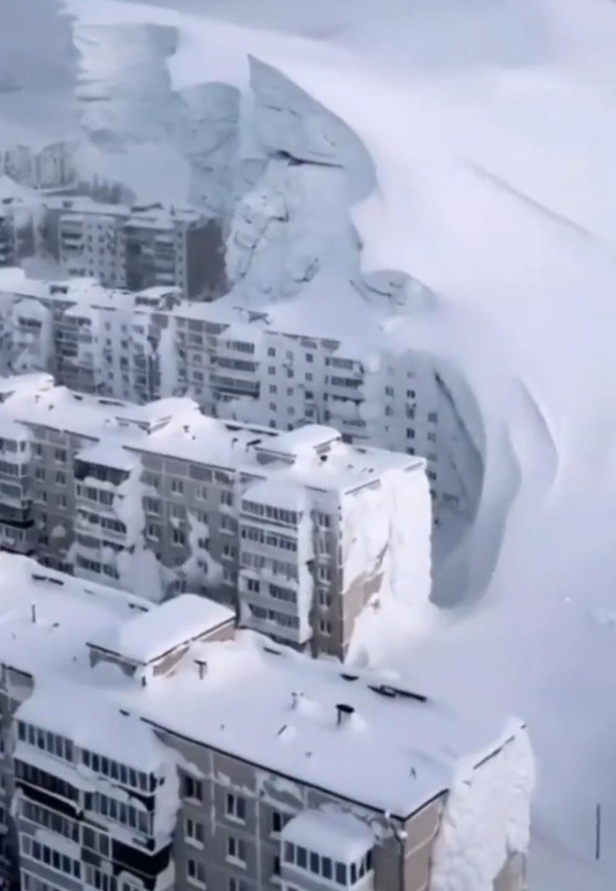活久见！俄罗斯远东遇到140年来最强降雪，积雪比七八层楼都高，有人呆着无聊，竟然