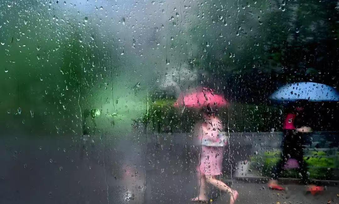 上海还要热多久？今天，9月下旬，24日，上海竟然给我一种黄梅天的感觉。潮叽叽，湿