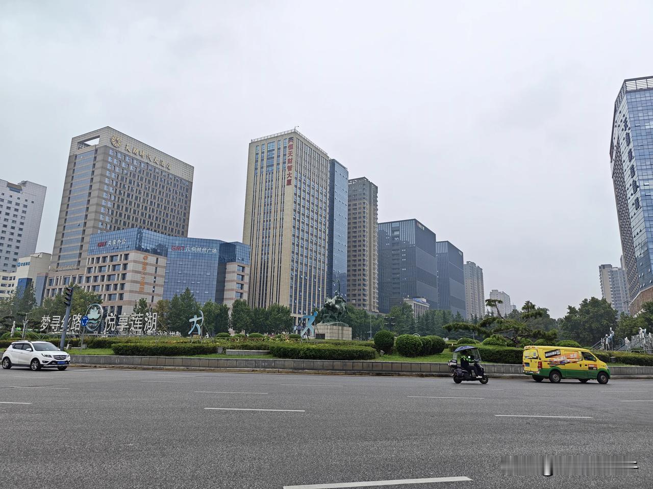 西安市玉祥门大转盘，应该快速拆除转盘，改为平面大十字交通，更利于交通疏解！