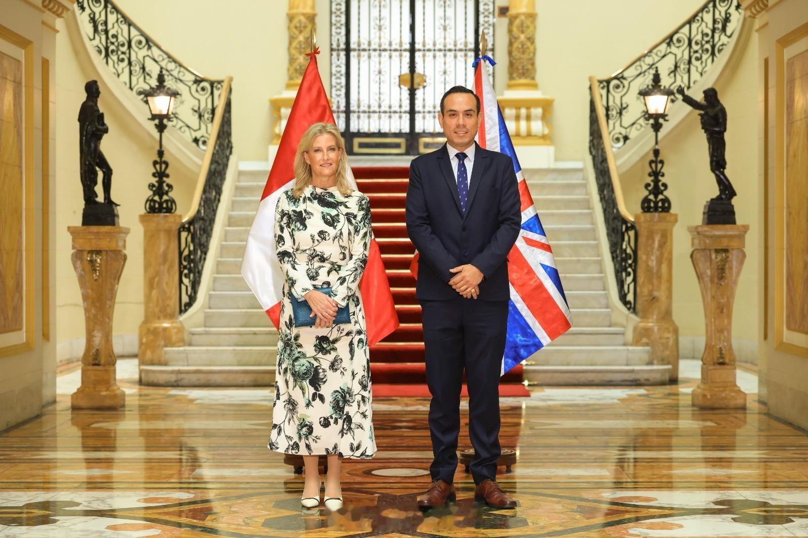 2025年11月14日，爱丁堡公爵夫人苏菲在秘鲁首都利马拜访秘鲁总统JoseJ