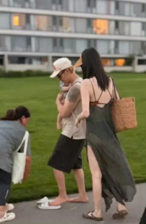 何穗陈伟霆阿那亚带娃被偶遇，178cm超模身材白到发光，一家三口氛围拉满。​