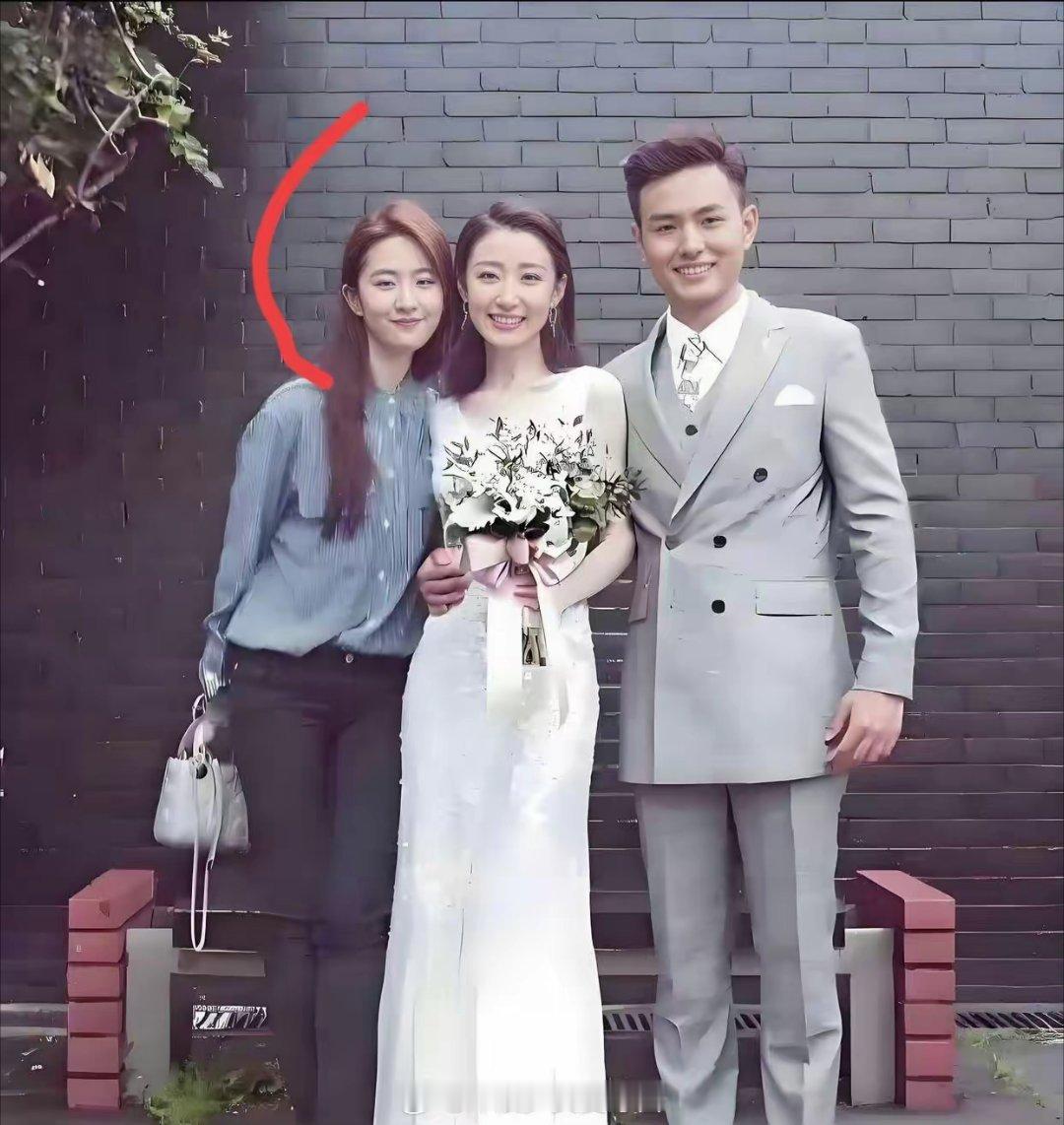 为了不抢风头，都变成这样了！结果还是她最美，真的是挡都挡不住的魅力，我就说这世界