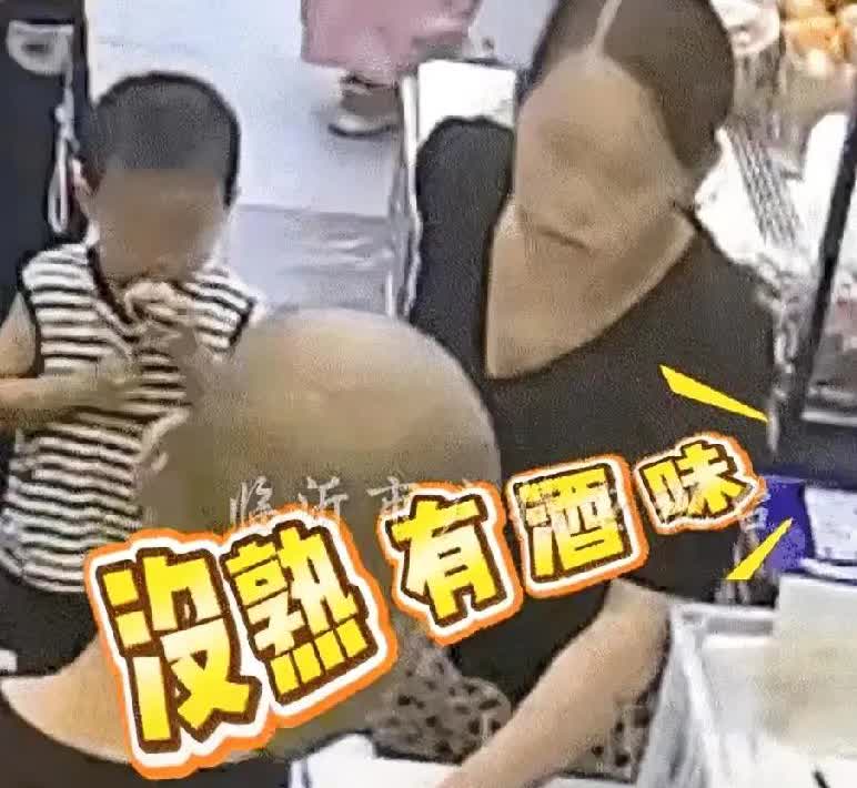 太过分了！湖南，妈妈带着两个孩子去水果店买水果，看到剥好的榴莲，就给两孩子一