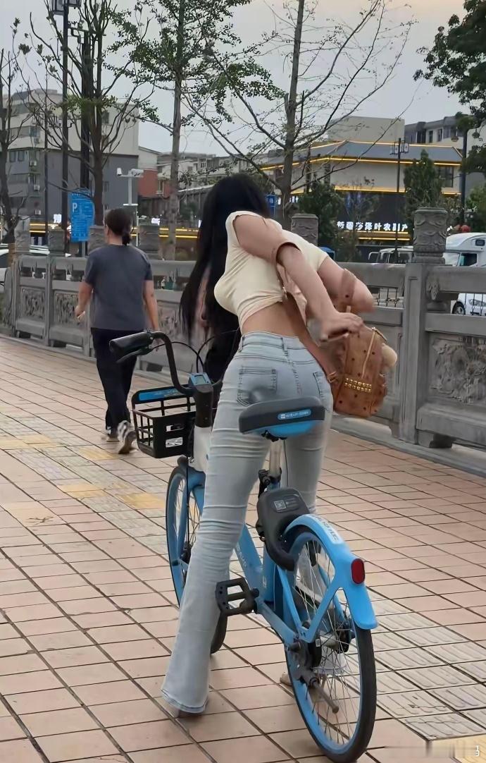 今日骑行，邂逅骑车的绝美佳人！那灵动身姿、飞扬发丝，宛如画中仙子。风拂过，她与车