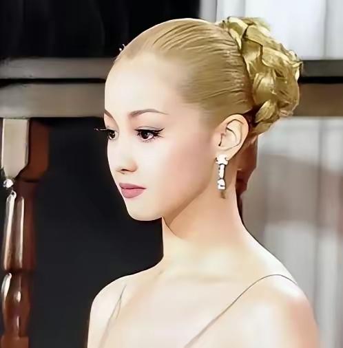 “一个月5次，超一次50万！”当年泽尻英龙华这份婚前协议，直接把婚姻做成了明码标