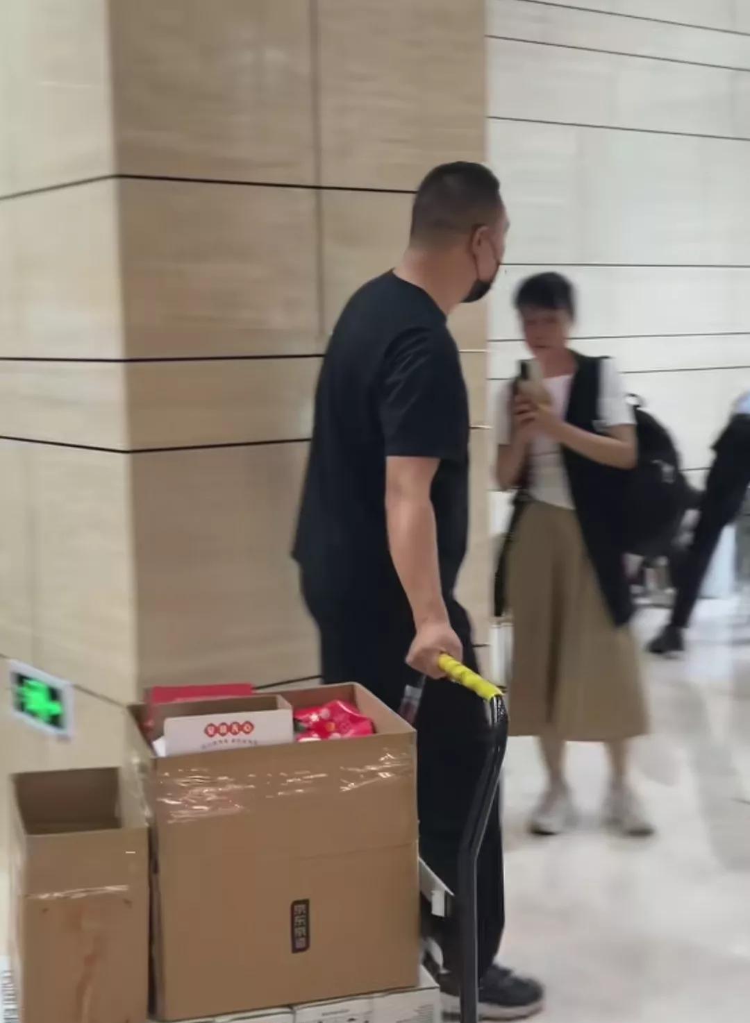 与辉同行追现场的朋友太幸福了，又收到了董宇辉的礼物，刘队用一个拖车拉着整箱的水和