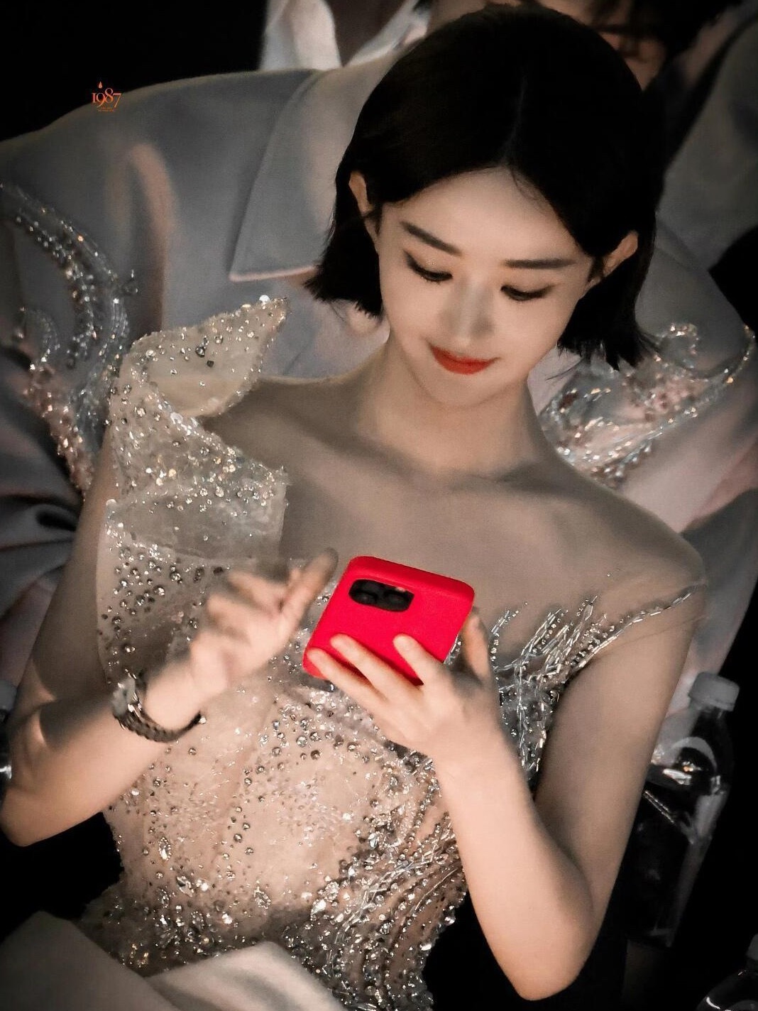 赵丽颖张凌赫衣服神错位图，毫不违和