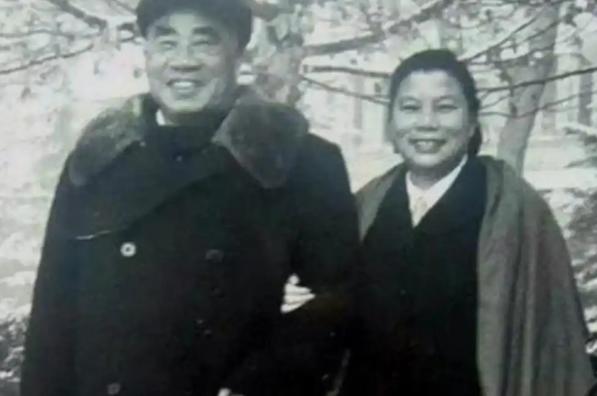 1934年，红军即将开始长征时，朱德夫人康克清突然发现，原先在朱德身边担任贴身警