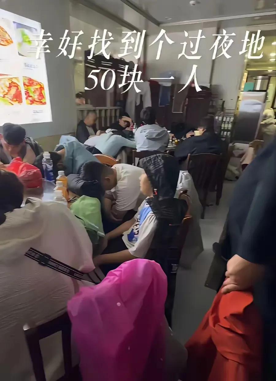 国庆假期期间，很多游客去爬泰山，想要一览从泰山顶上升起的日出，然而这几天泰山一直