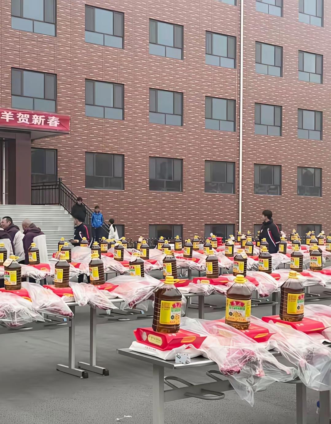 在榆林这所学校，在放寒假时，学校的领导，都在为学生准备了丰厚的福利待遇。这过